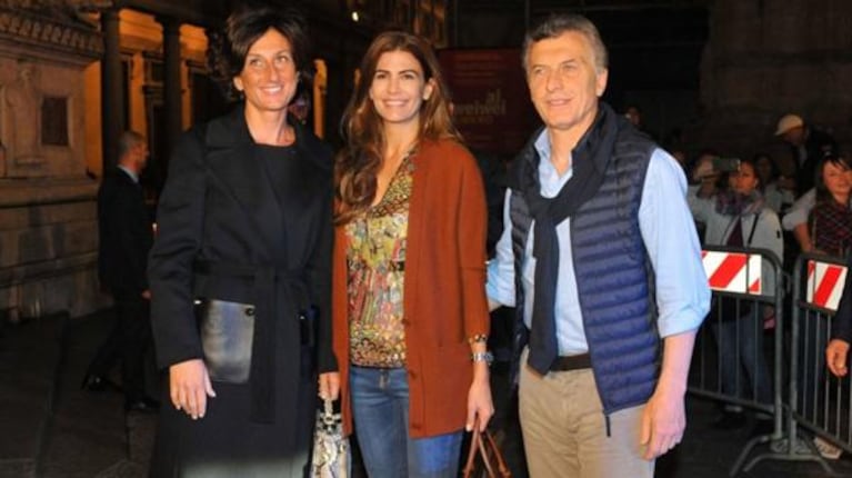 Juliana eligió jeans para la cena con el primer ministro italiana y su esposa.