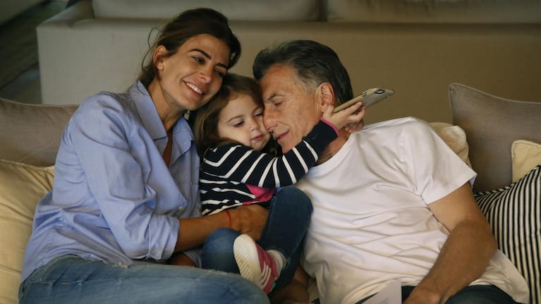 Juliana junto a su hija Antonia y su marido Mauricio. Foto: La Nación.