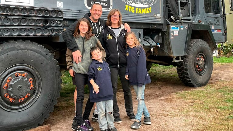 Julien y Marie junto a sus tres hijos.