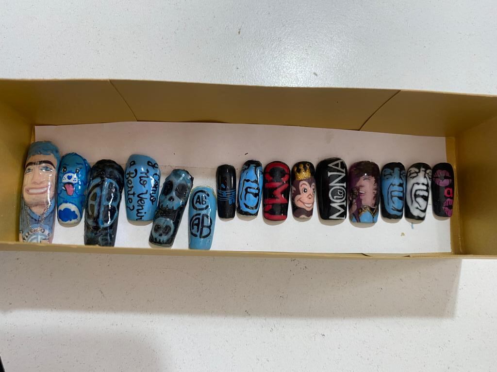 Julieta tiene su emprendimiento, Nails Ju, donde hace uñas con diseños de su ídolo.