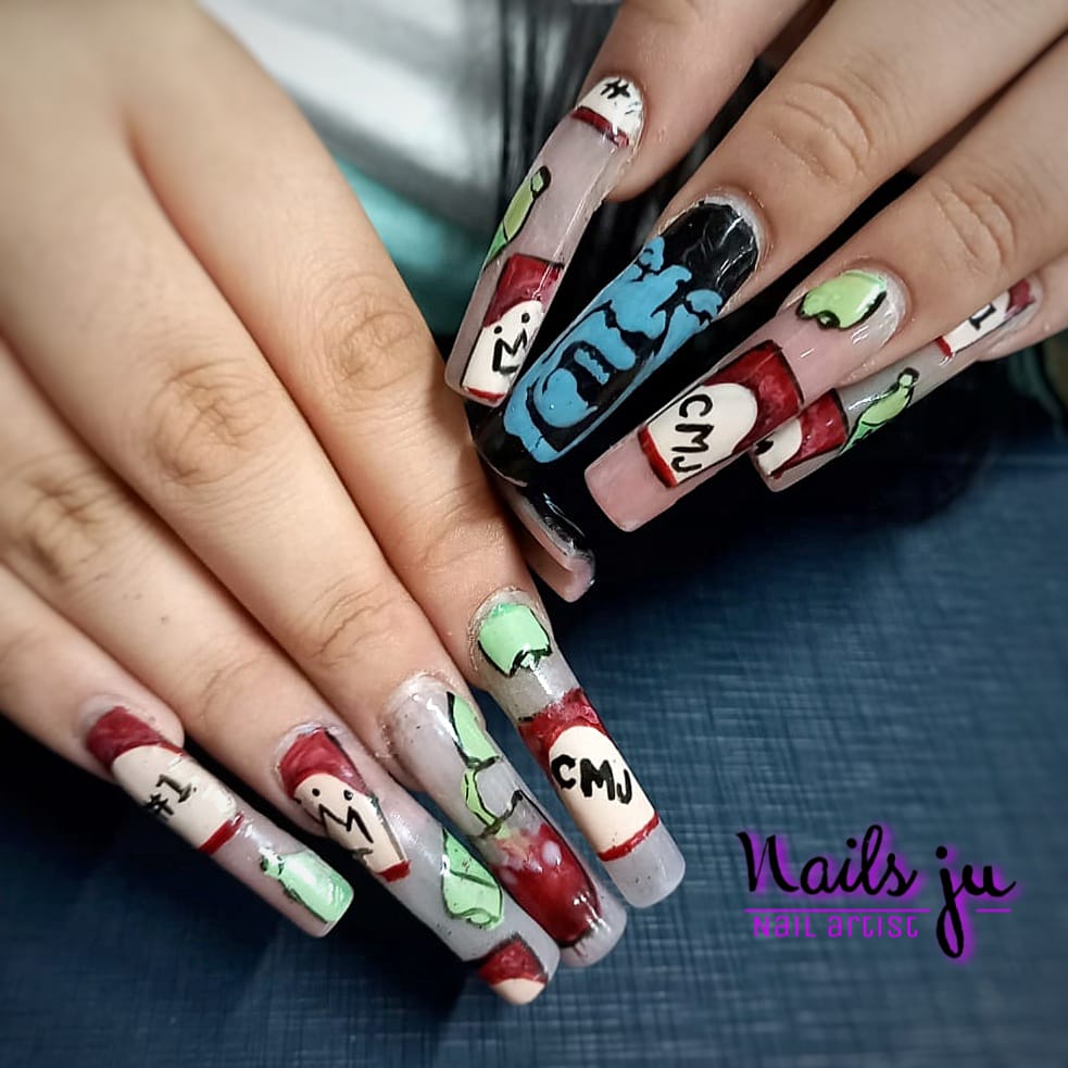 Julieta tiene su emprendimiento, Nails Ju, donde hace uñas con diseños de su ídolo.