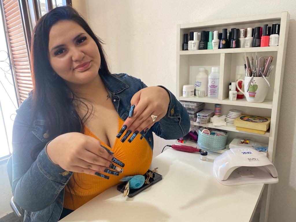 Julieta tiene su emprendimiento, Nails Ju, donde hace uñas con diseños de su ídolo.