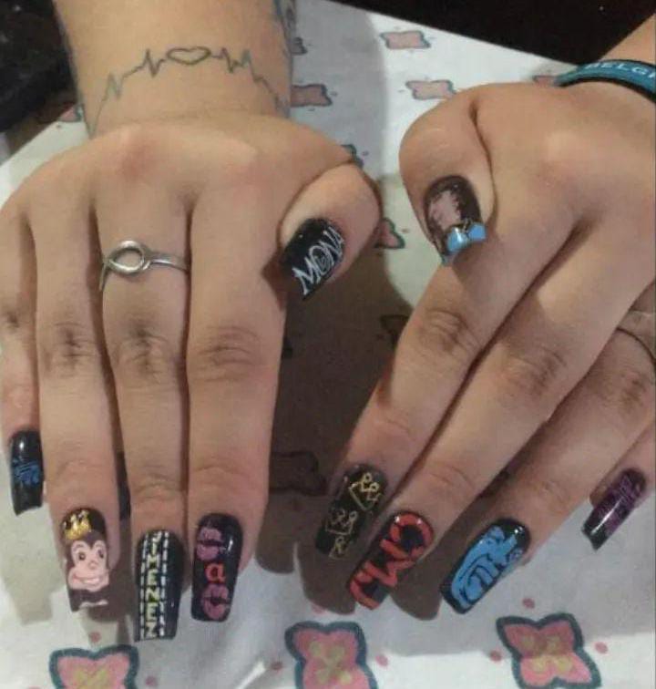 Julieta tiene su emprendimiento, Nails Ju, donde hace uñas con diseños de su ídolo.