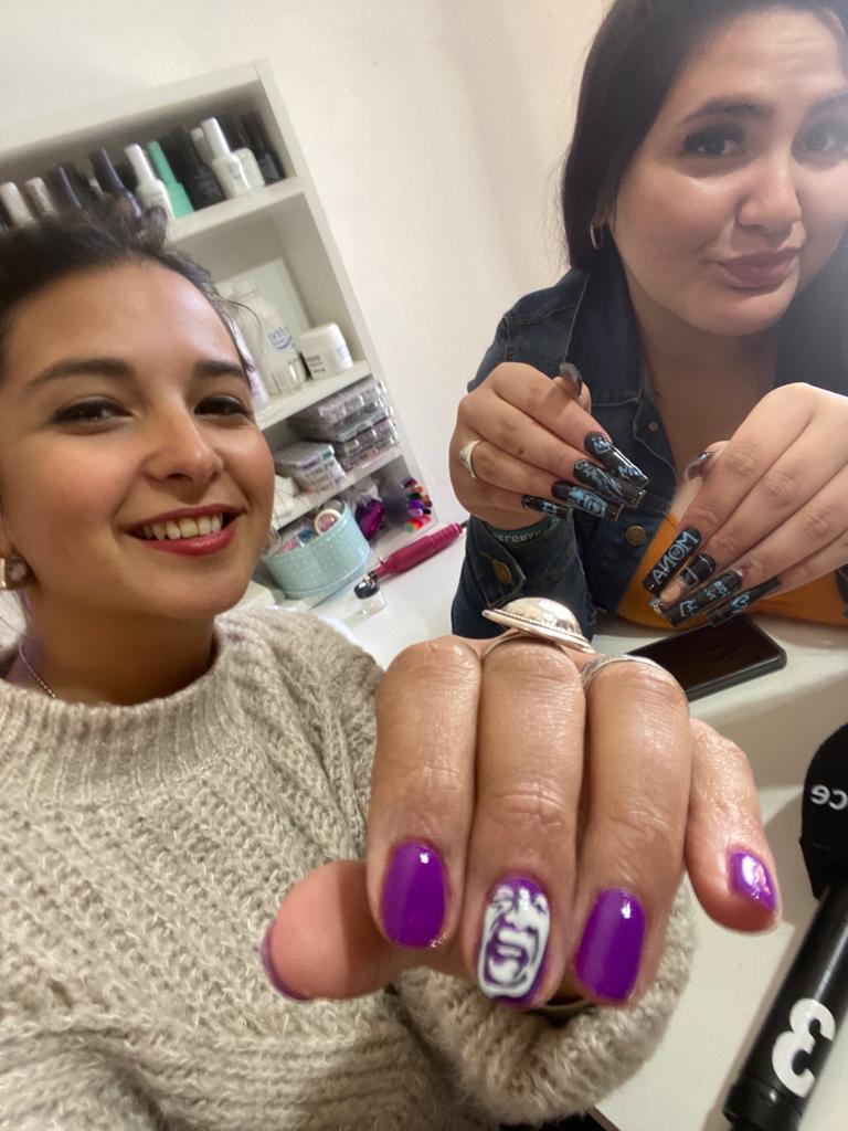 Julieta tiene su emprendimiento, Nails Ju, donde hace uñas con diseños de su ídolo.