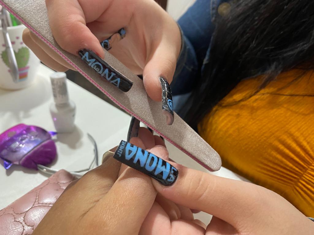 Julieta tiene su emprendimiento, Nails Ju, donde hace uñas con diseños de su ídolo.