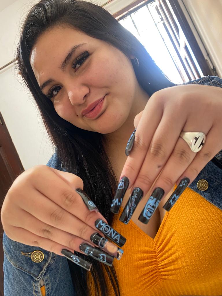 Julieta tiene su emprendimiento, Nails Ju, donde hace uñas con diseños de su ídolo.