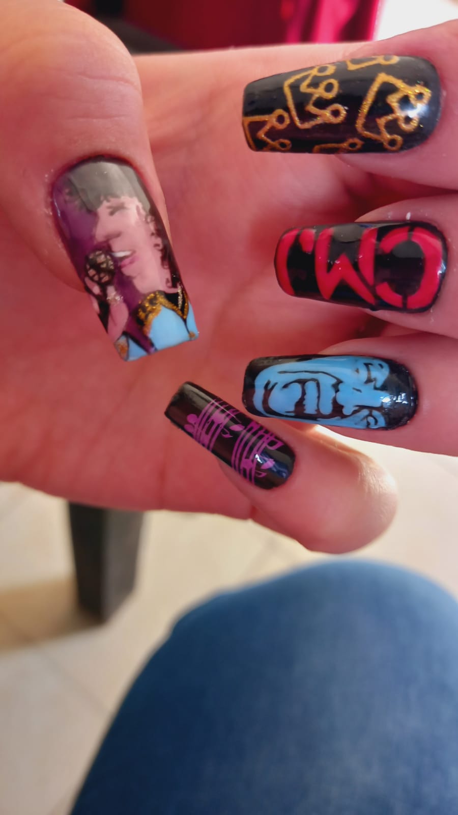 Julieta tiene su emprendimiento, Nails Ju, donde hace uñas con diseños de su ídolo.