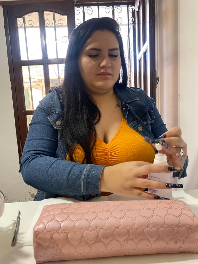 Julieta tiene su emprendimiento, Nails Ju, donde hace uñas con diseños de su ídolo.