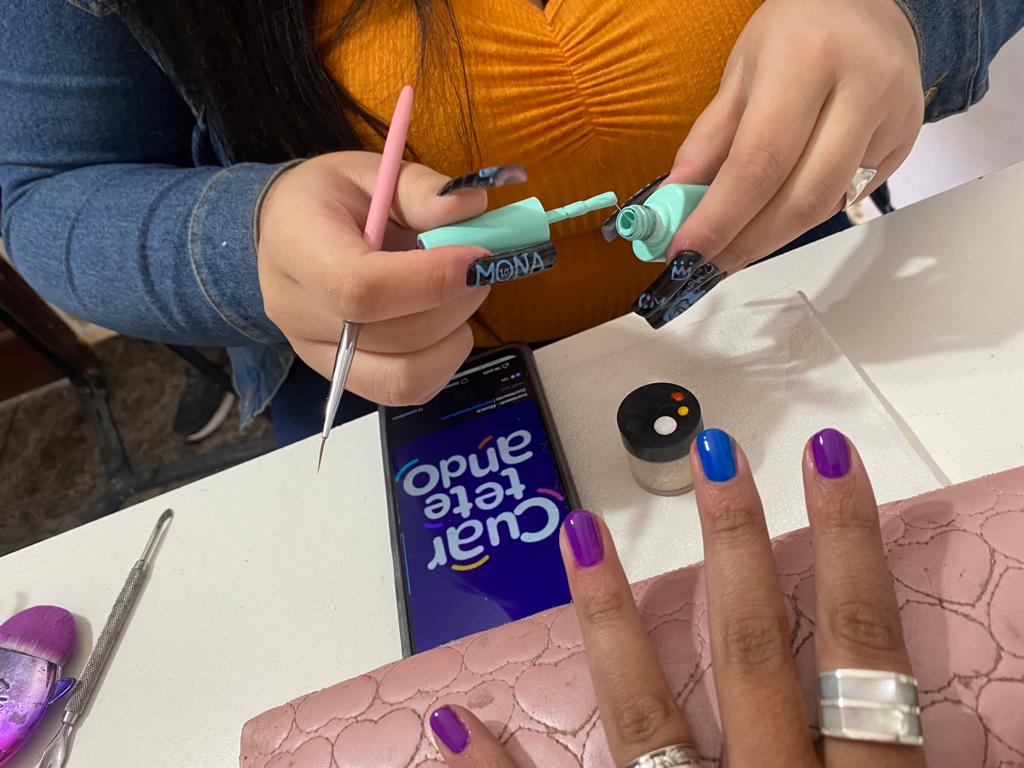 Julieta tiene su emprendimiento, Nails Ju, donde hace uñas con diseños de su ídolo.