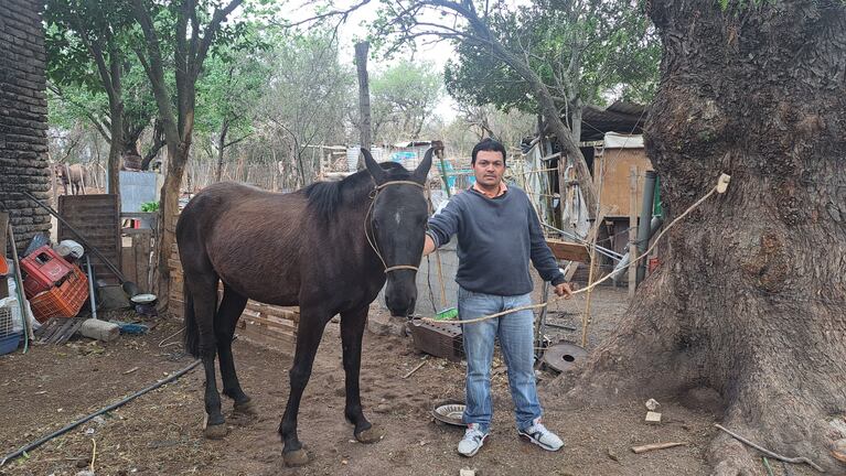 Julio Aguirre y el caballo en el que iba cuando quedó detenido.
