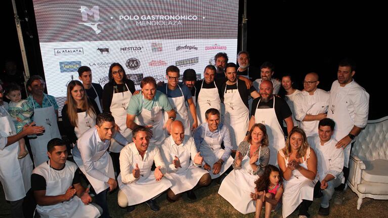 Julio Bañuelos y Daniel Salibi, junto a los empresarios del Polo Gastronómico Mendiolaza.