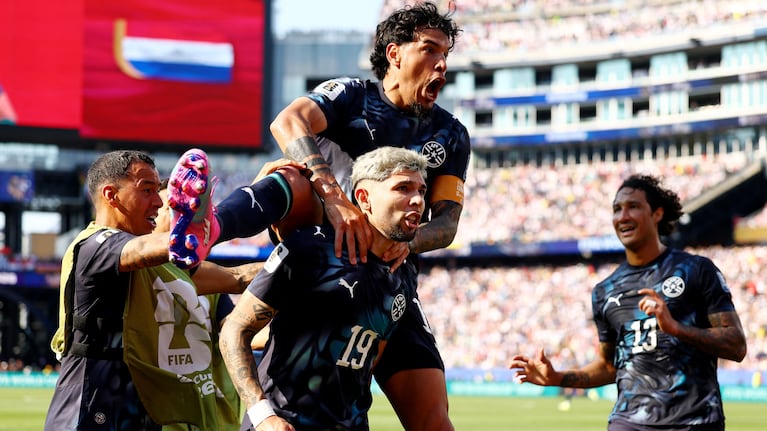Julio Enciso, el autor del gol paraguayo. REUTERS/Peter Cziborra
