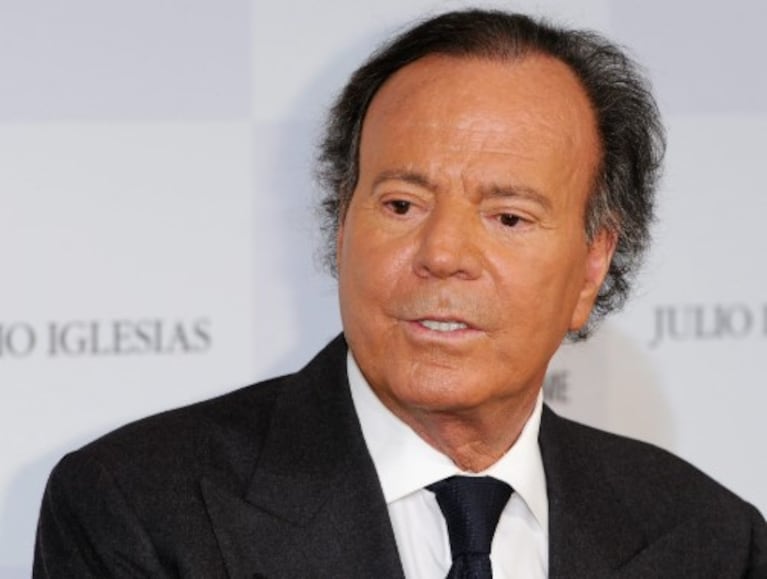 Julio Iglesias enfrenta graves denuncias de extrabajadoras de sus residencias.