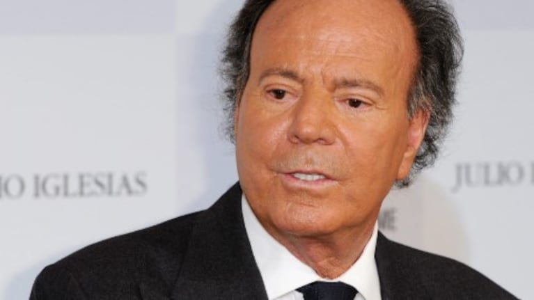 Julio Iglesias enfrenta graves denuncias de extrabajadoras de sus residencias.