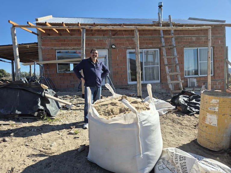 Julio muestra cómo fue la reconstrucción de su casa.