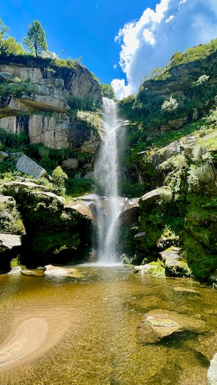 Junto a la caída de agua se forma una playita de arena.