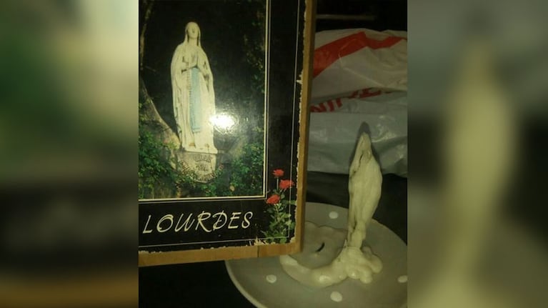 Junto a la vela había un cuadro de la virgen. Fotos enviadas a El Doce y Vos.