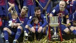 Junto a uno de sus hijos, Leo Messi festeja a menos de dos meses del Mundial. Foto: EFE.