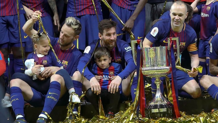 Junto a uno de sus hijos, Leo Messi festeja a menos de dos meses del Mundial. Foto: EFE.