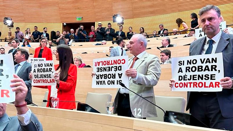 Juntos por el Cambio protestó por la reforma en el Tribunal de Cuentas de la Provincia.