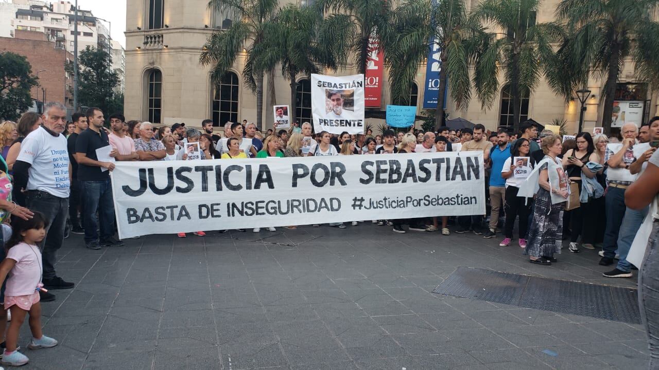 "Justicia por Sebastián", el mensaje que se replicó en el Patio Olmos. Foto: Néstor Ghino / ElDoce.