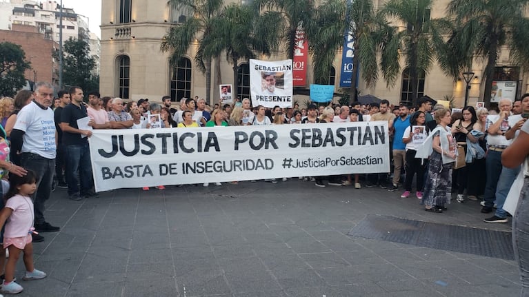 "Justicia por Sebastián", el mensaje que se replicó en el Patio Olmos. Foto: Néstor Ghino / ElDoce.