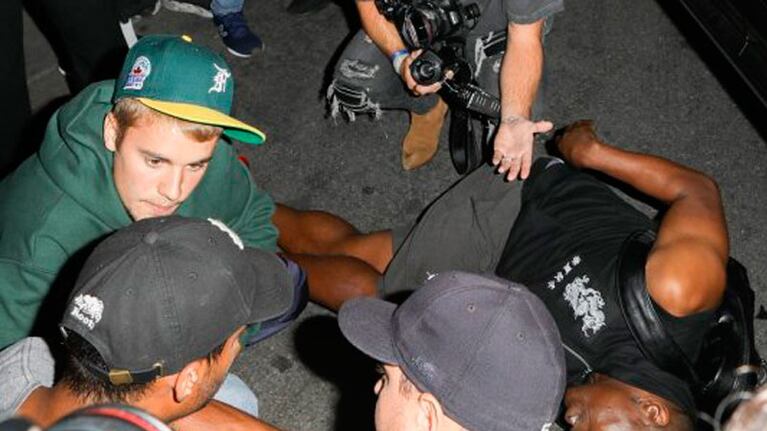 Justin Bieber ayudó al hombre tras el accidente.