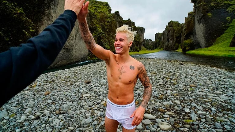 Justin Bieber se paseó totalmente desnudo por la playa