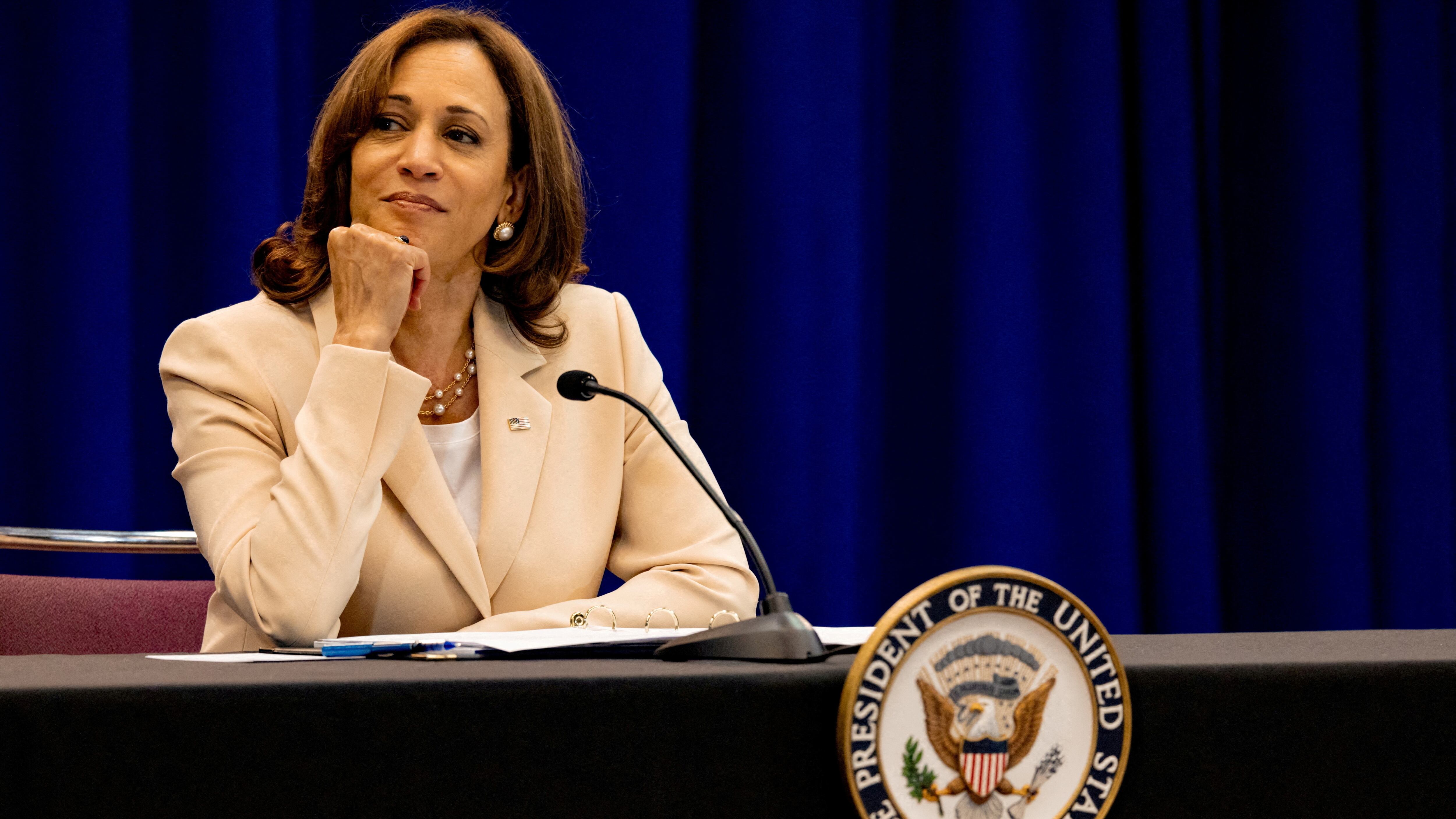 Kamala Harris da su primeros pasos como candidata a la presidencia.