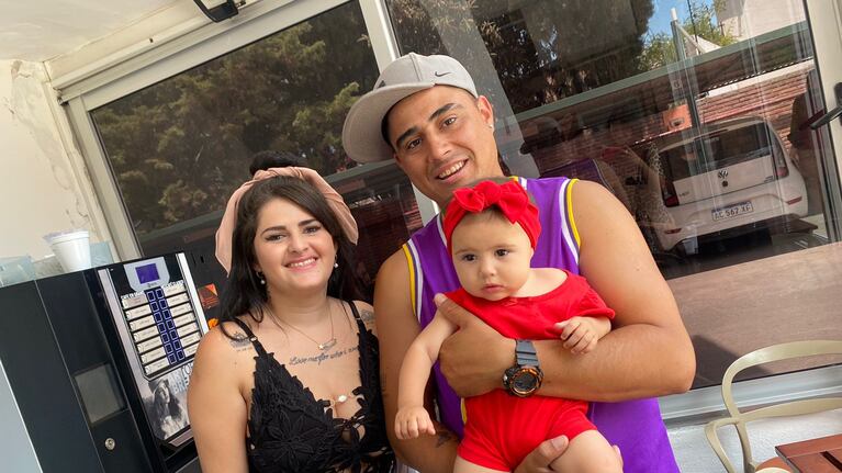 Kami y el Moneda con su hija Roma, de ocho meses.