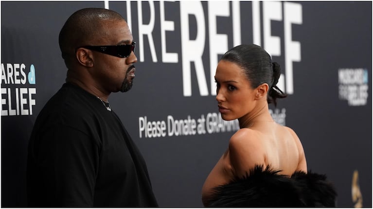 Kanye West y Bianca Censori fueron echados por su actitud provocadora en la alfombra roja.