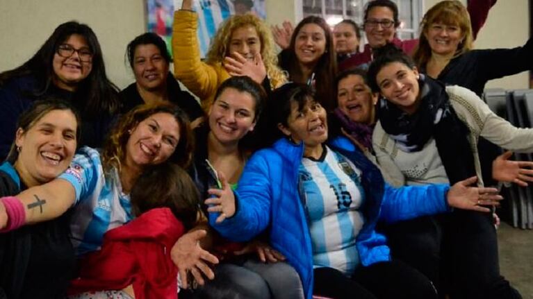 Karina Arellano no se dio cuenta que su hijo Marcos Rojo era el héroe del partido.