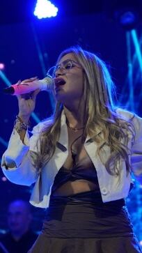 Karina brilló en Córdoba y emocionó a un fanático durante su show