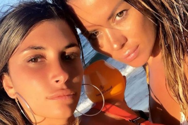 Karina Jelinek y Florencia Parise, a los besos en un video