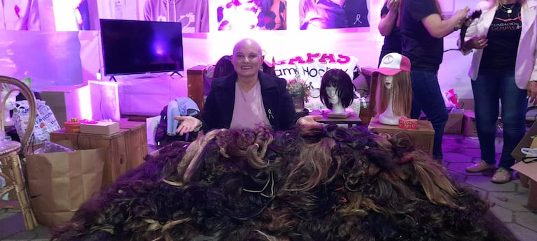 Karina Vallori junto a los más de 40 kilos de pelo donados. 