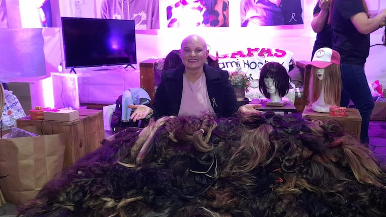 Karina Vallori junto a los más de 40 kilos de pelo donados.
