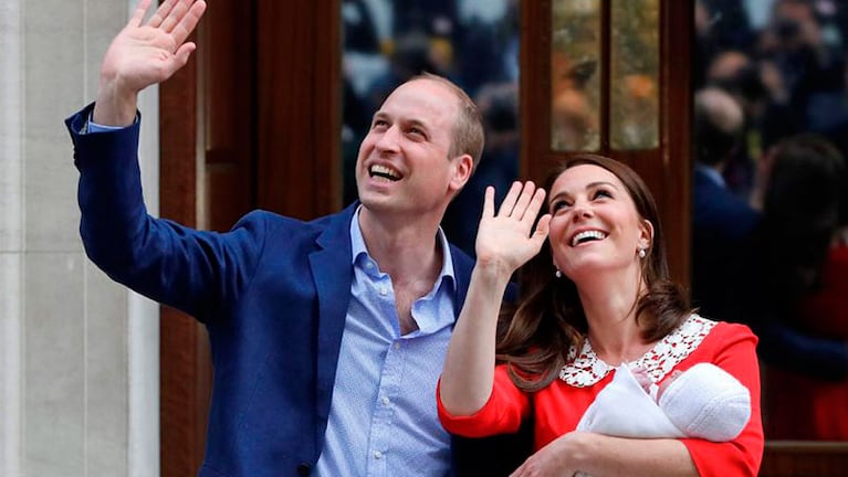 Kate Middleton y el príncipe Guillermo con su tercer hijo.