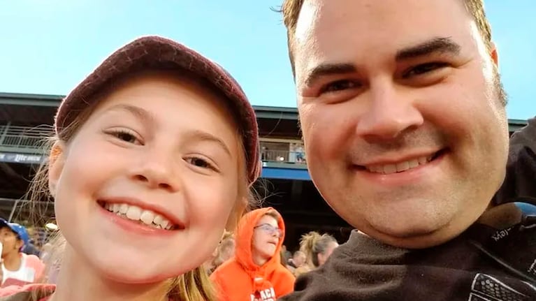 Kayla junto a su padre.