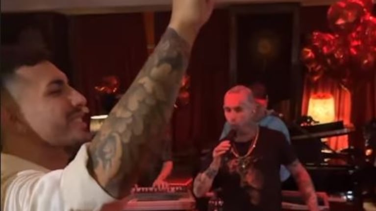 Ke Personajes brindó un concierto privado para Paredes y sus invitados.