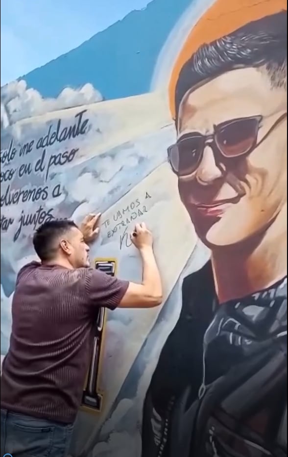 Kesito Pavón en el mural de H