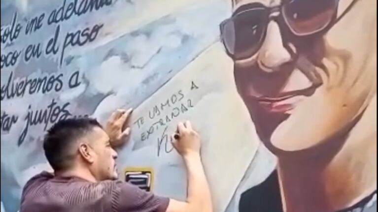 Kesito Pavón en el mural de H