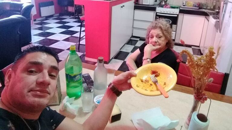 Kesito tiene una gran relación con "Doña Chicha" y la muestra siempre en las redes.