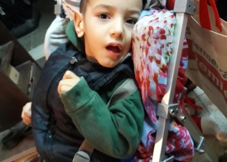 Kevin tiene 4 años, sufre de parálisis cerebral y necesita una silla de ruedas