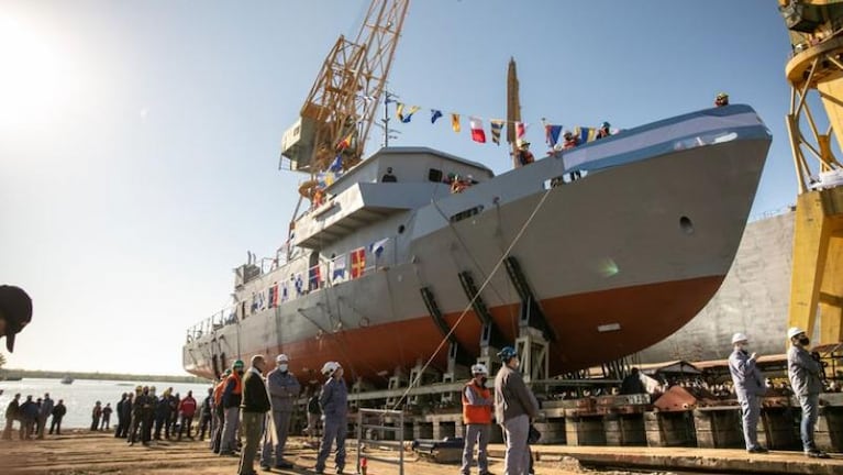 Kicillof inauguró una lancha de la Armada que no tiene timones, ejes, ni hélices