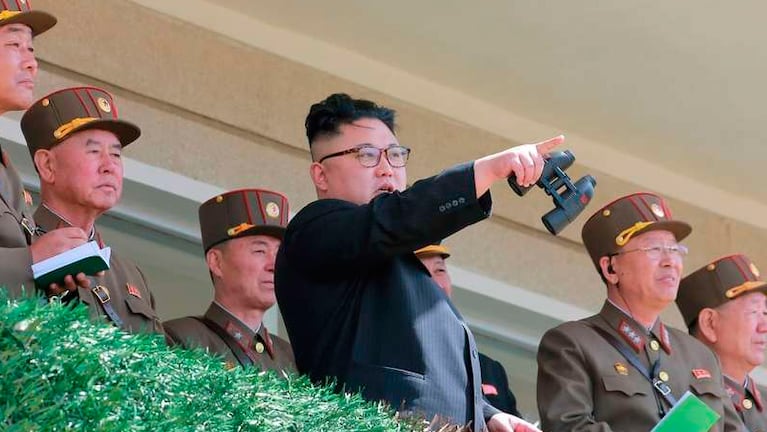 Kim Jong-Un observa el impresionante  desfile militar.