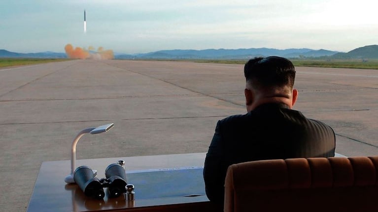Kim Jong-un observando el lanzamiento.
