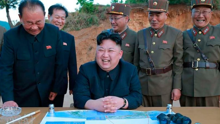 Kim Jong-un sonríe junto a sus viejos generales del Ejército.