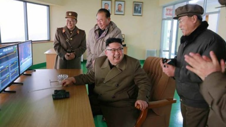 Kim Jong-un sonríe tras la prueba de un nuevo misil.