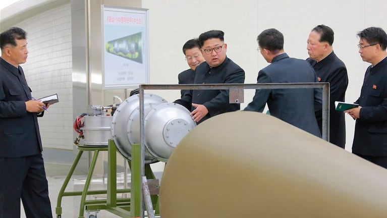 Kim Jong-Un supervisando la bomba de hidrógeno.
