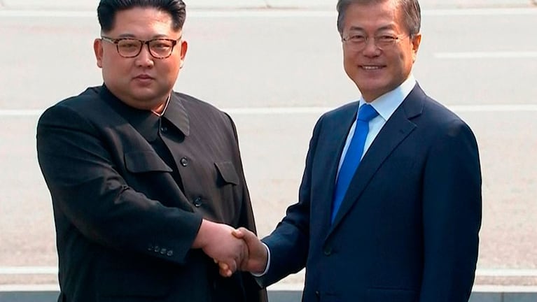 Kim Jong-un y Moon Jae-in estrecharon las manos en un día histórico. / FOTO: Captura TV coreana.